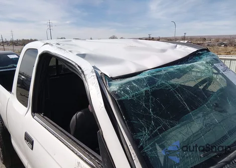 2000 Toyota Tacoma Prerunner z USA, uszkodzony, nr VIN 4TASM92N1YZ611779